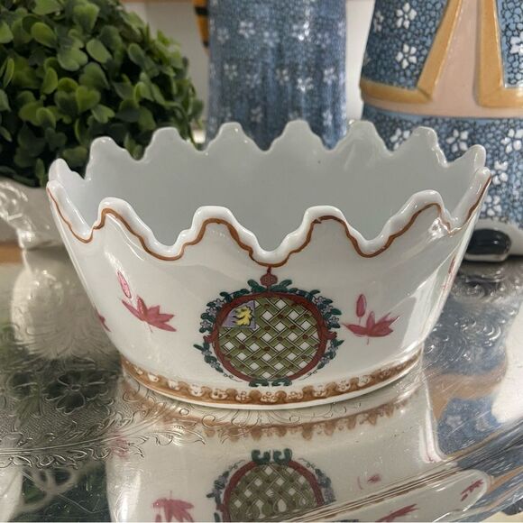 Petite vintage scalloped cachepot with regal design - Picture 3 of 5
